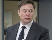 X baas Elon Musk bindt strijd aan met YouTube, LinkedIn en banken