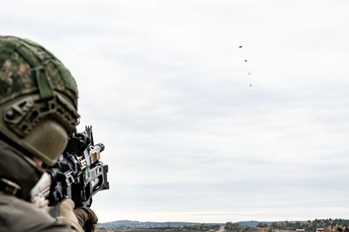 Nederlandse militairen experimenteren met neerschieten drones image