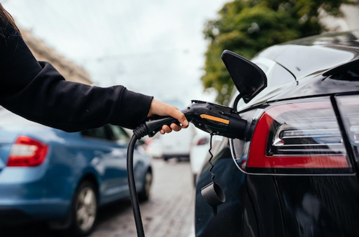 Sterke vraag naar elektrische auto’s ondanks daling totale autoverkopen in februari 2025 image