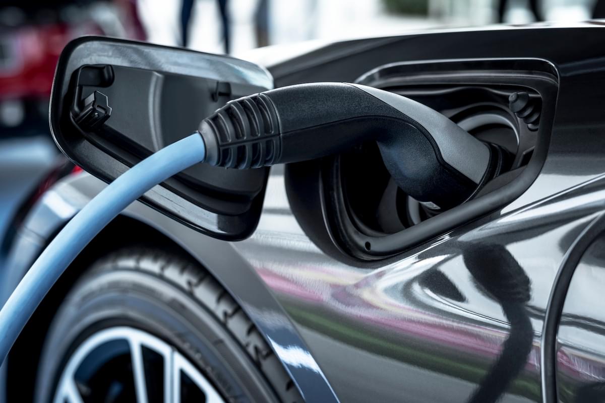 Sterke vraag naar elektrische auto’s ondanks daling totale autoverkopen in februari 2025 image