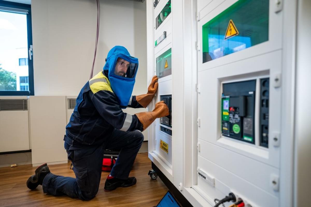 Partner Content: Met het overbelaste energienetwerk heeft iedere locatie deze noodvoorziening nodig image