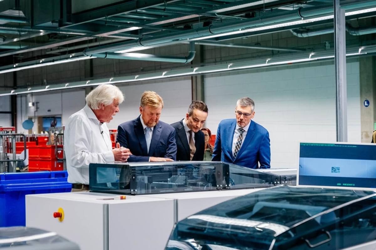 Koning en staatssecretaris Van Oostenbruggen bezoeken directie Informatievoorziening van de Belastingdienst image