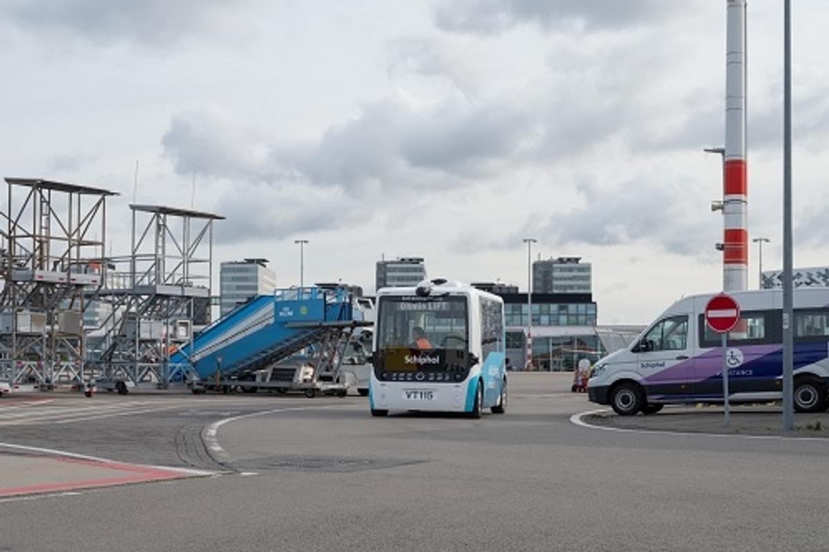 Schiphol doet een proef met zelfrijdende bussen aan airside image