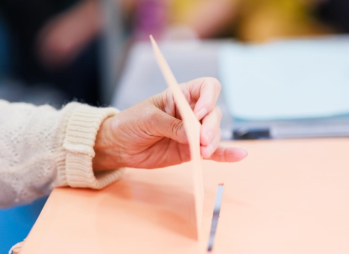 Techbedrijven willen AI-desinformatie rond verkiezingen gezamenlijk aanpakken image