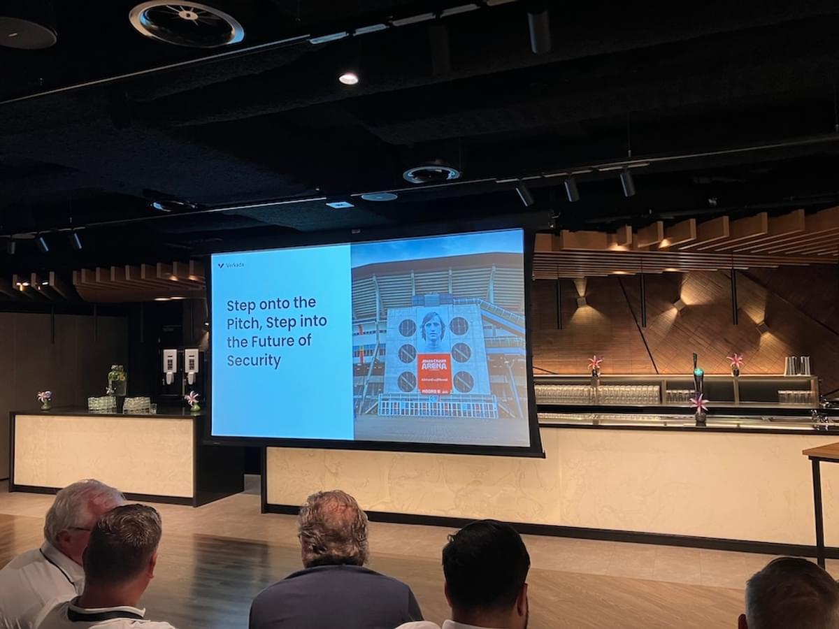 Klanten en VAR’s door Verkada en Signify bij gepraat over de laatste securitytrends image