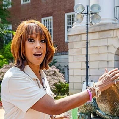 Gayle King, black woman, rubbing Testudo's name in front of the McKeldin library