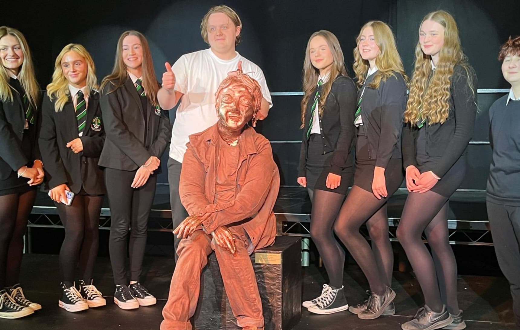 Lewis Capaldi Statue 2023 2000x1270 1392x884