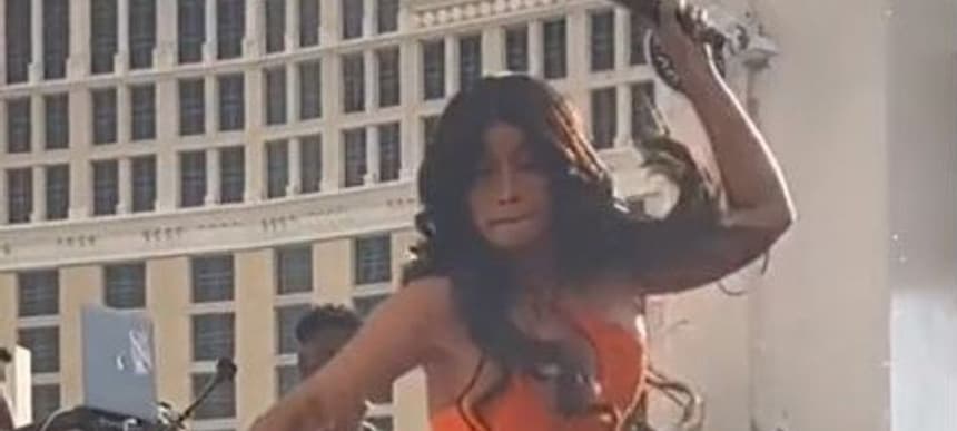 Skynews cardi b mic throw las vegas 6234925