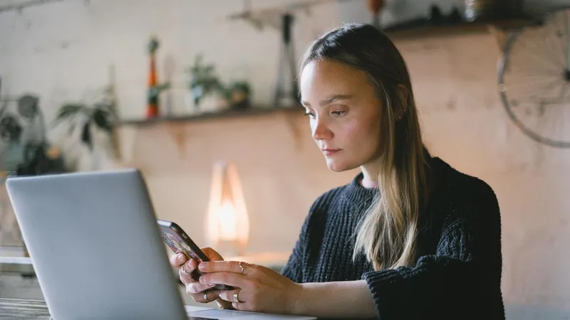 Pexels anna shvets 5711944 business text messages conversations