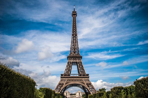 Am 31. März 1889 wurde der Eiffelturm eingeweiht. | FAST LTA