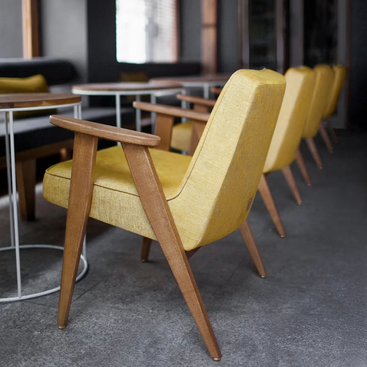 Jozef chierowski hot sale 366 easy chair