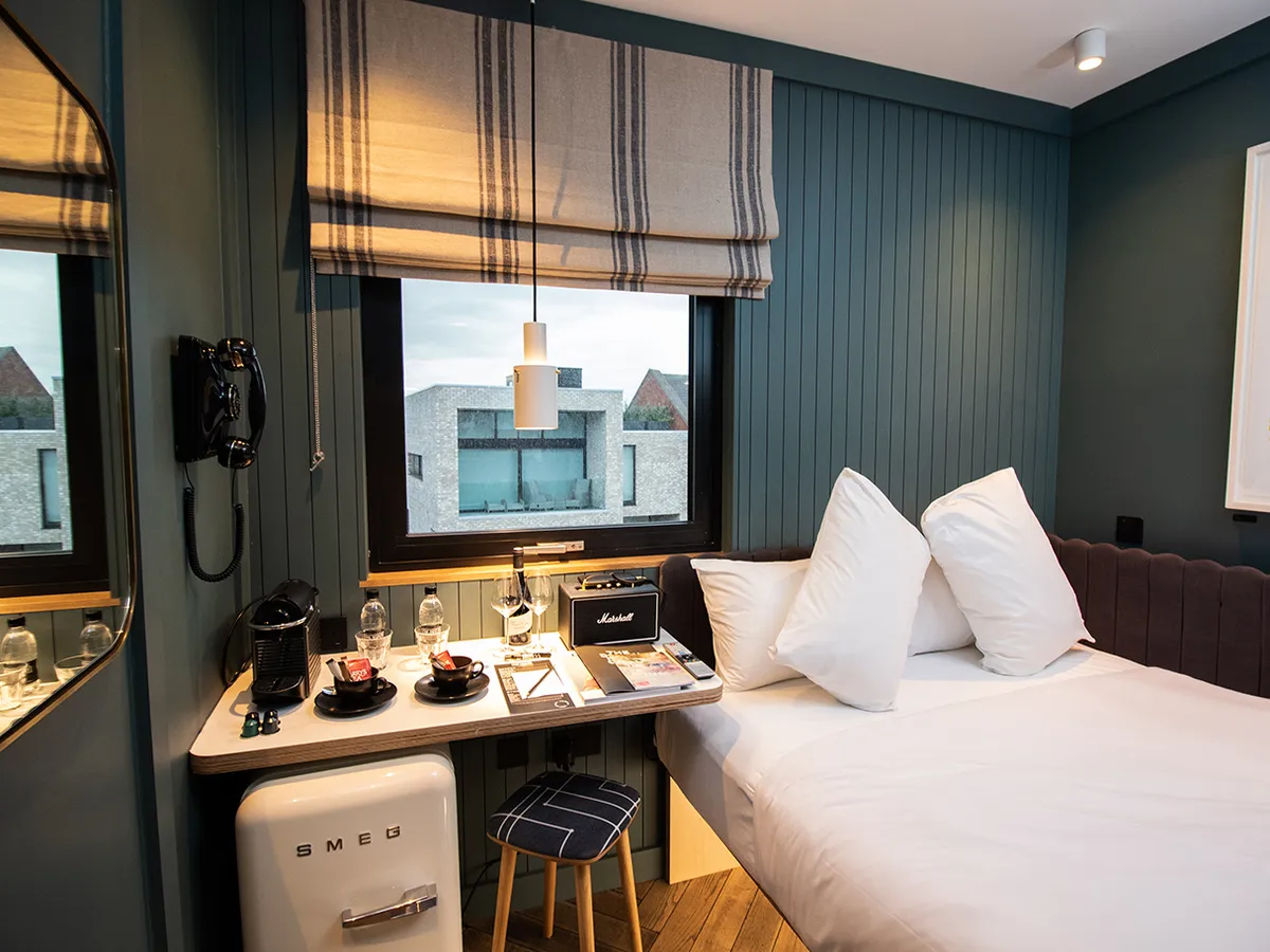 Devlin Hotel Bedroom Insideoutcontracts