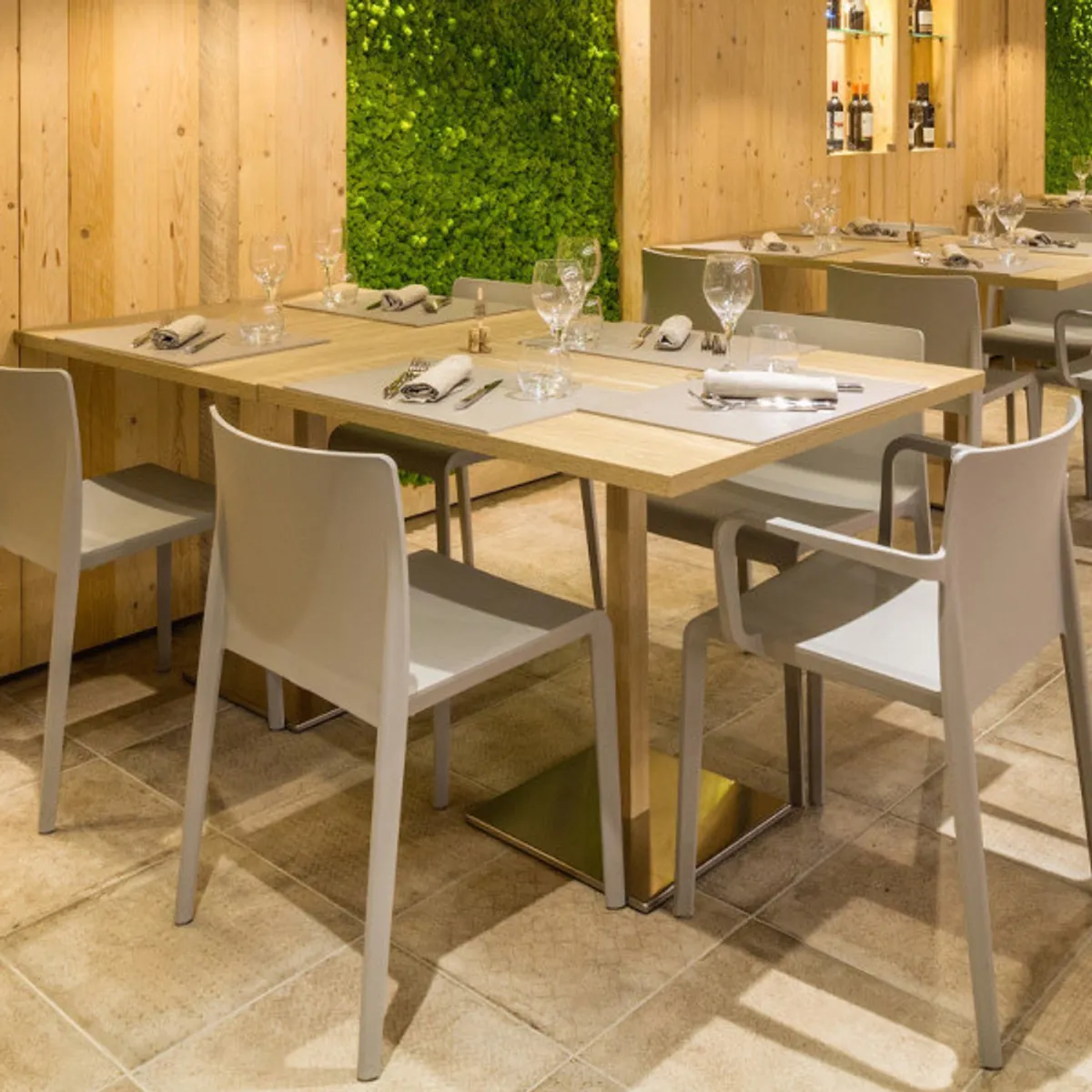 Ice-cube-table-base-with-wooden-column-Clubhouse-Giarrizzo-restaurant3