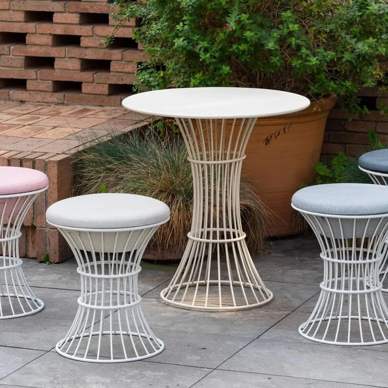 Boundless dining table - Inside Out Contracts