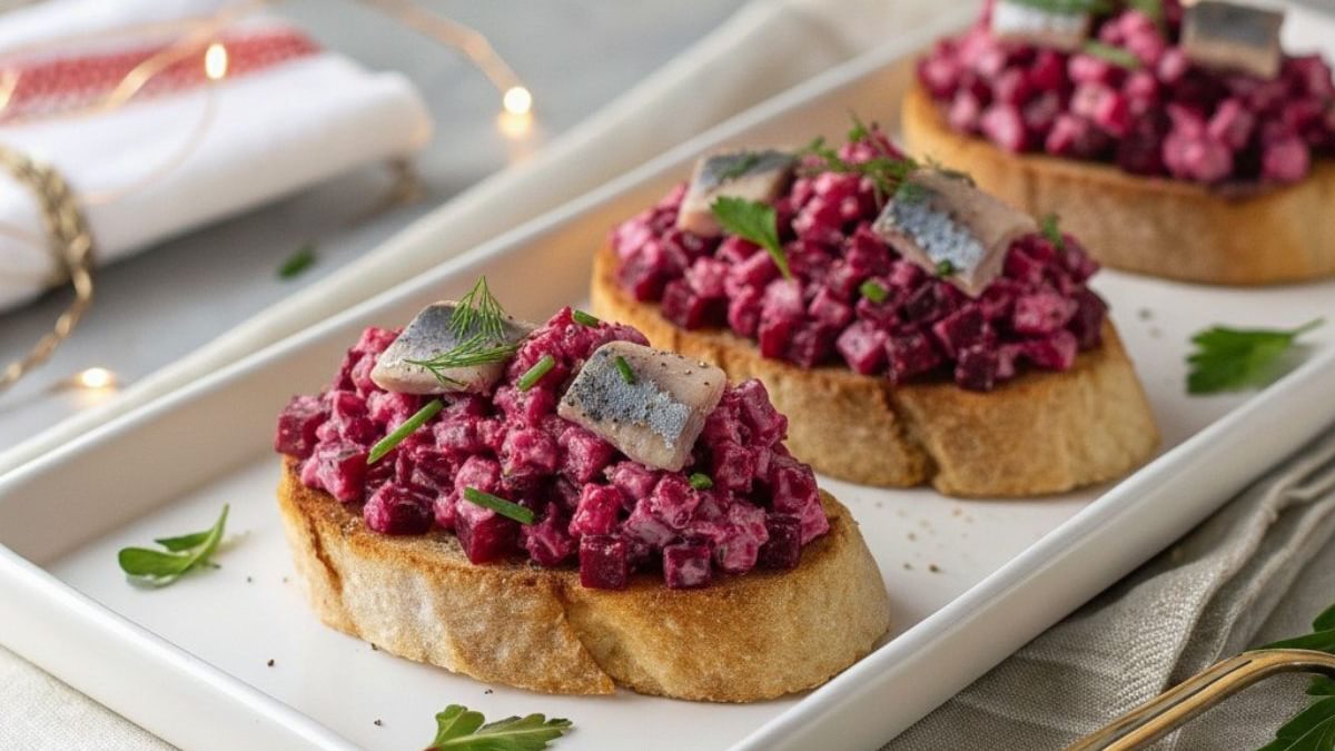 Canapes mit roter Bete Hering