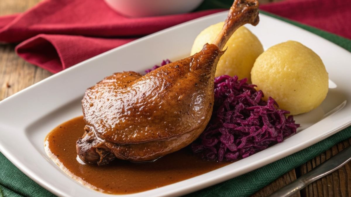Geschmorte Entenkeule mit Sauce, Klößen und Rotkohl