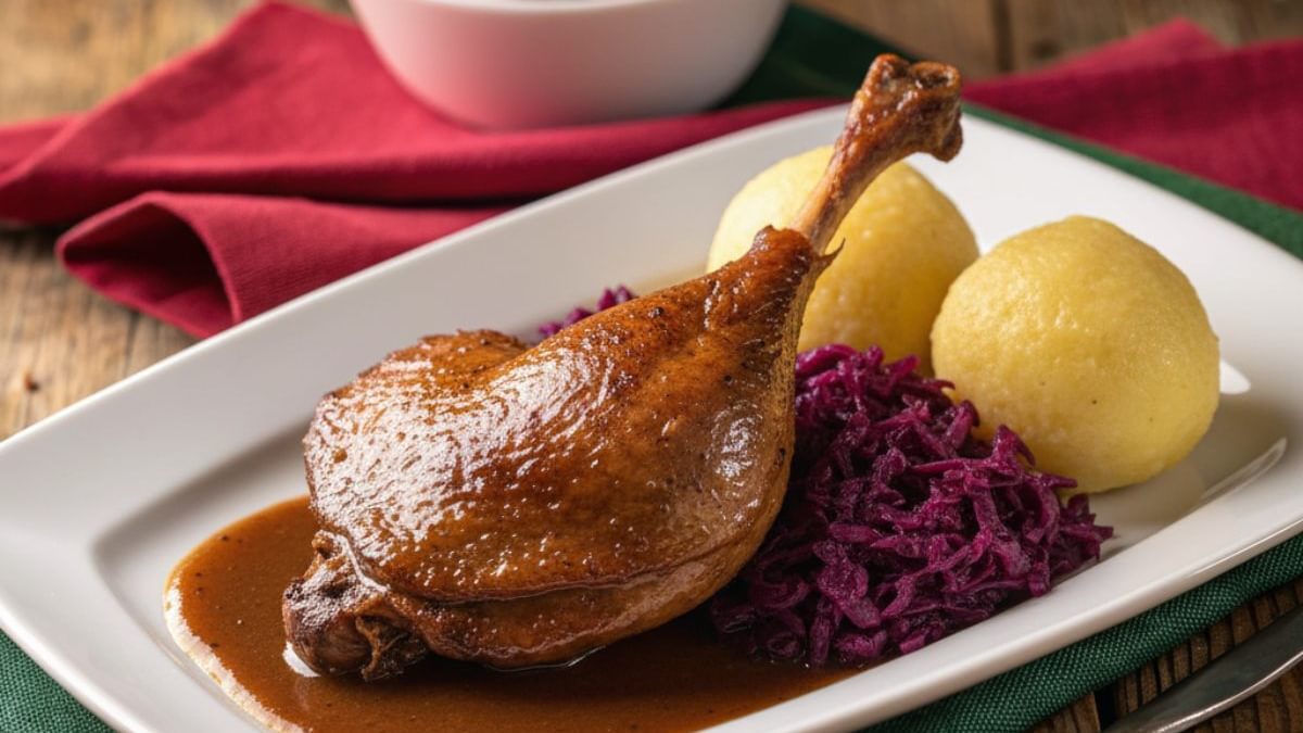 Geschmorte Entenkeule mit Sauce, Klößen und Rotkohl