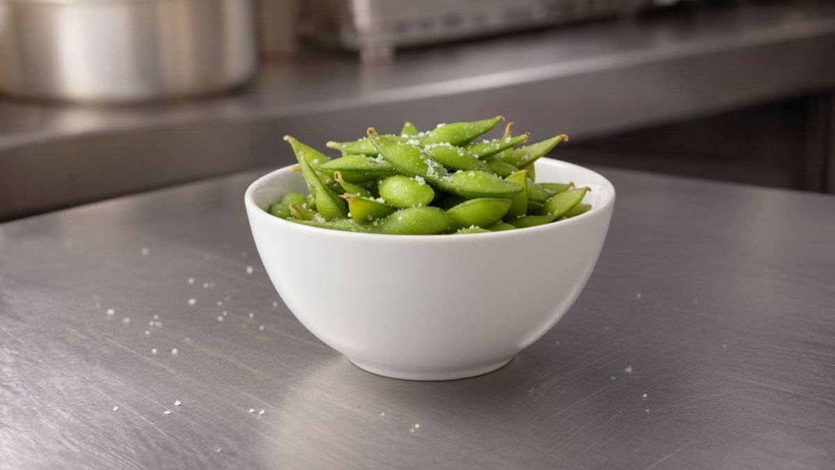 Edamame mit Meersalz im Snack-Becher
