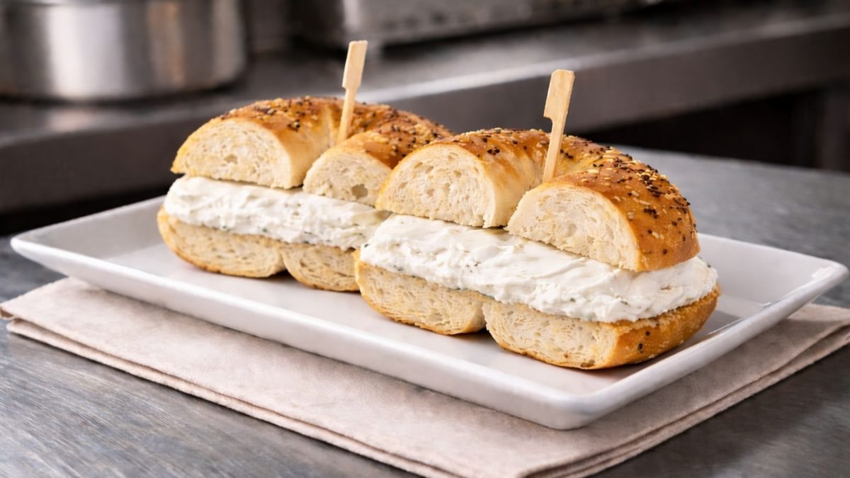 Halbe Bagel mit Frischkäse