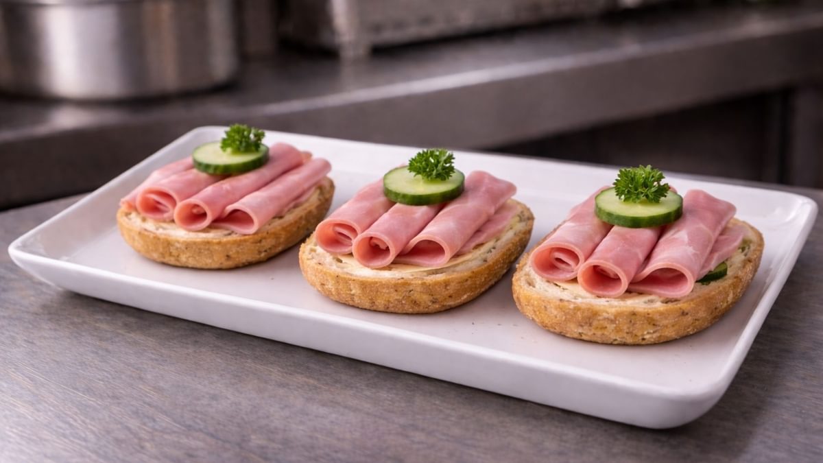 Halbe Brötchen mit Schinken