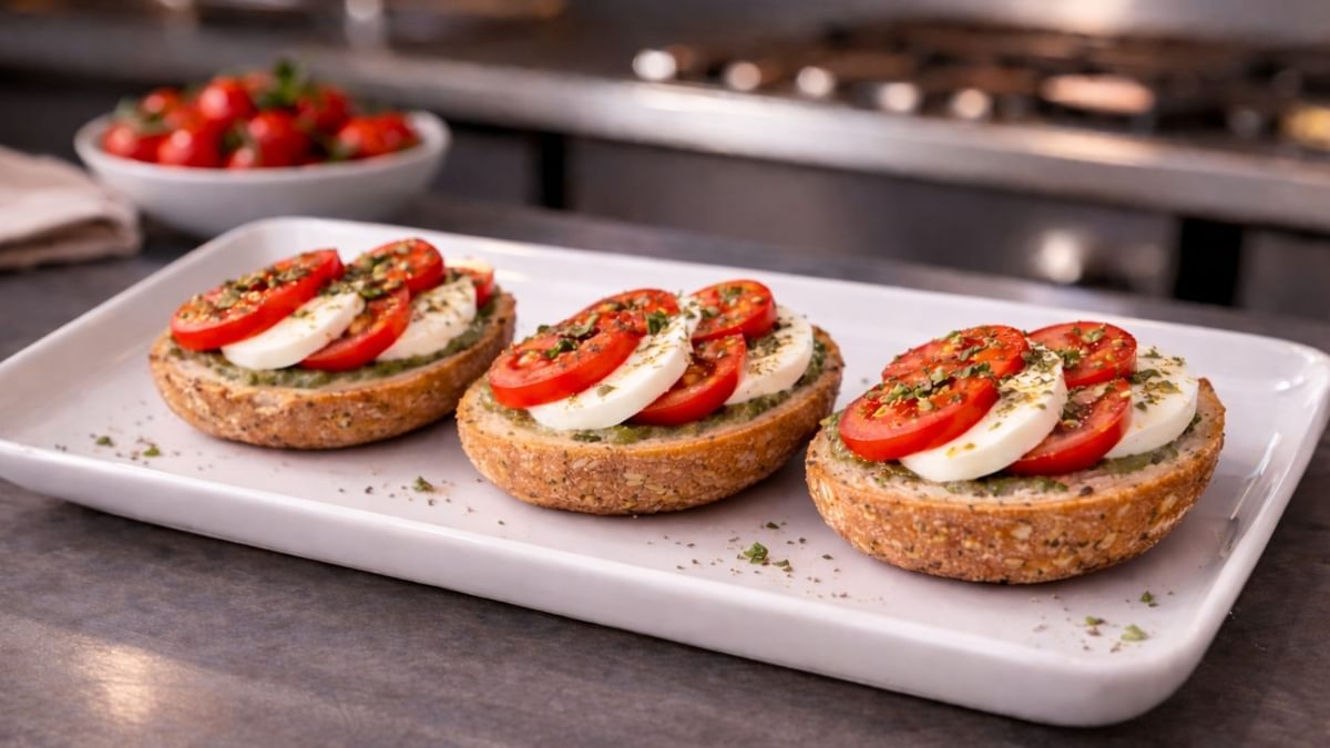 Halbe Brötchen mit Tomate-Mozzarella