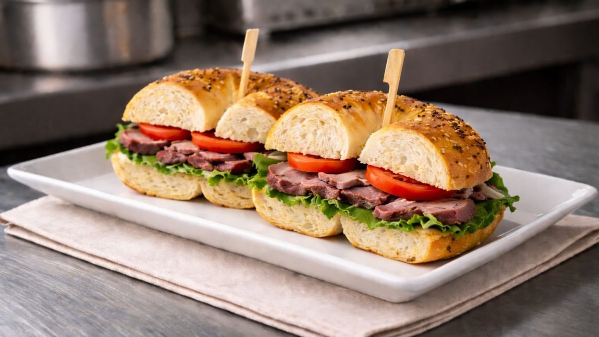 Halbe Roastbeef Bagel mit Tomate und Salat