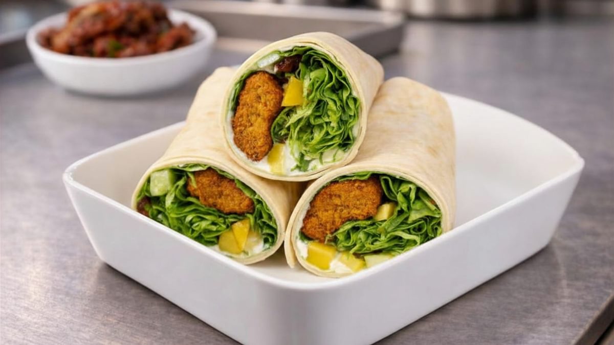 Halber veganer Wrap mit veganen Nuggets