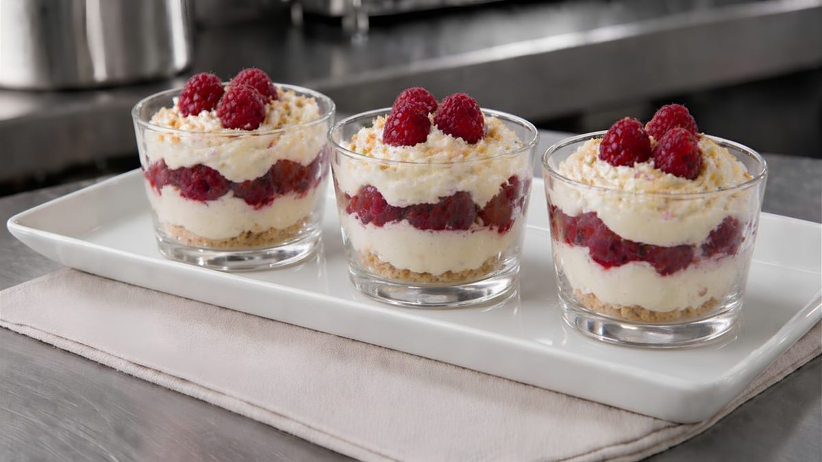 Mascarponecreme mit Himbeeren im Gläschen (inkl. Löffel)
