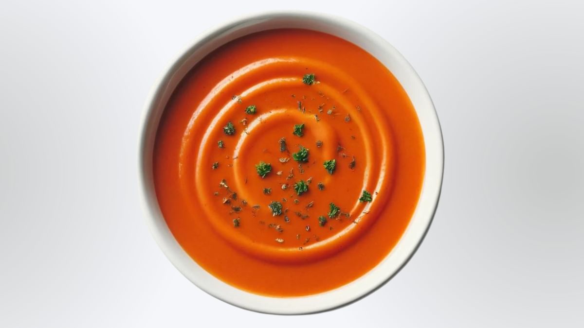 Tomatensuppe mit frischen Kräutern