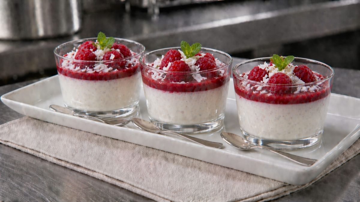 Kokos-Puddingcreme mit Himbeeren im Glas