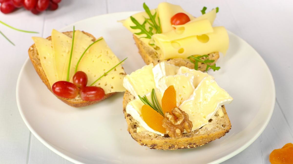 Breadroll with cheese 03