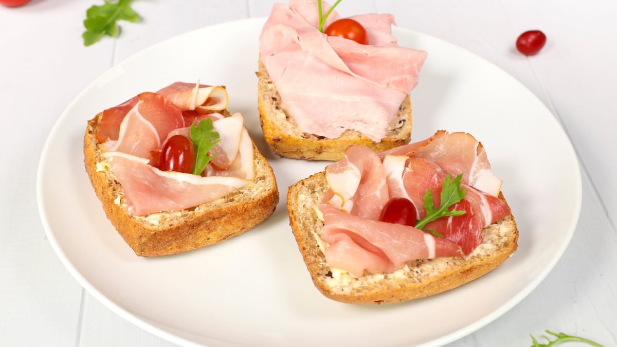 Breadroll with ham 03