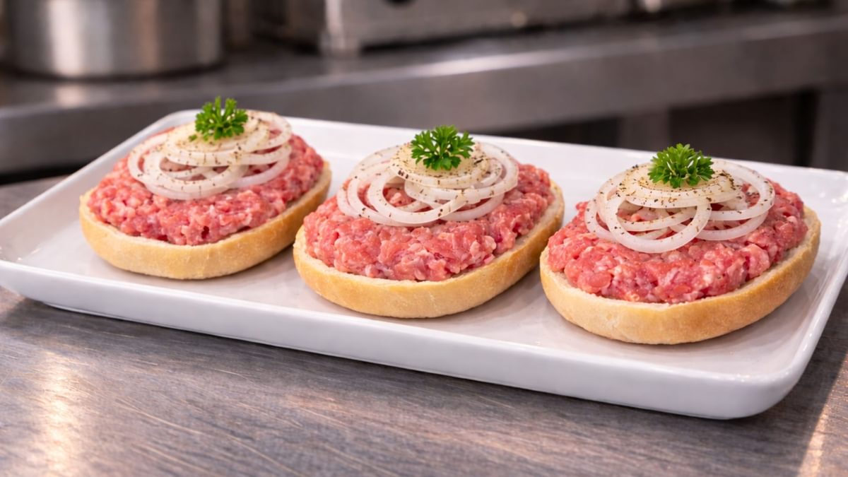 Klassische Brötchenhälften mit würzigem Mett.