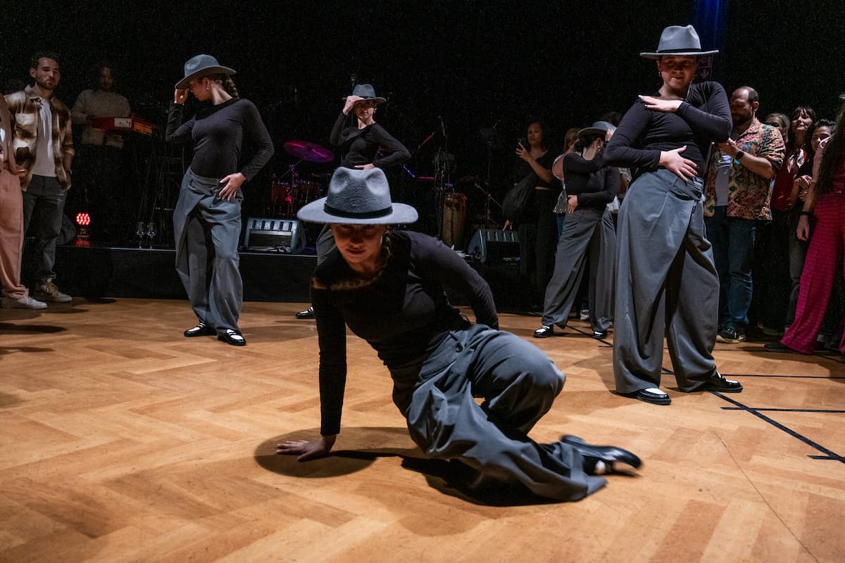 VH20251121 IDFA Steppin Into Tomorrow Get Onthe Good Foot Het Documentaire Paviljoen015