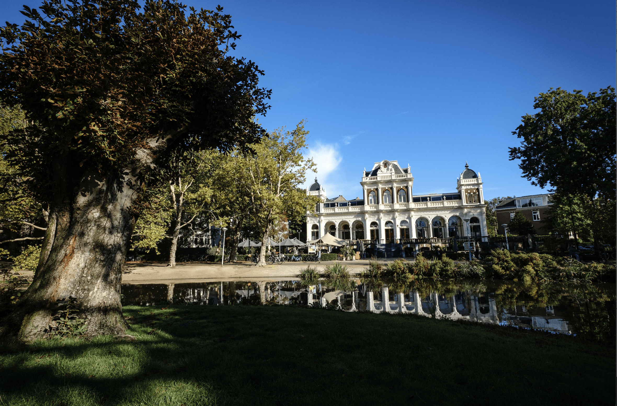 Het Documentaire Paviljoen vanaf het park
