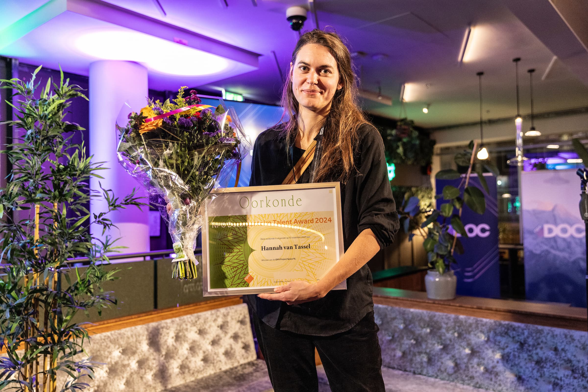 Hannah van Tassel wint NPO Documentaire Talent Award tijdens IDFA