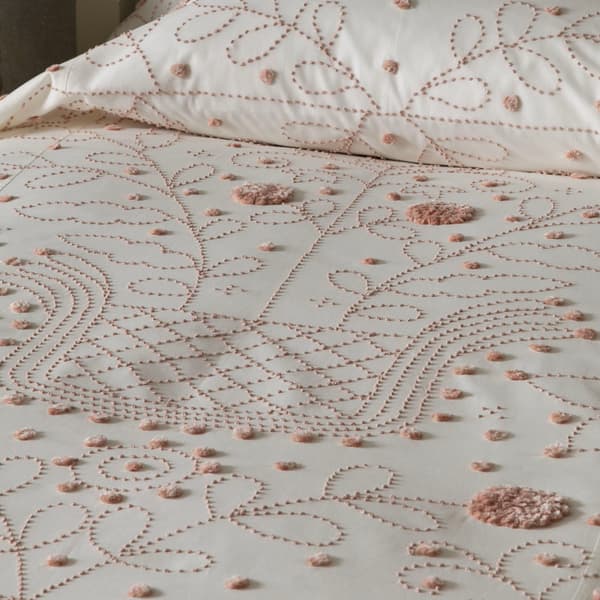 BC08 P Detail – Pom Pom Bedcover in Pink