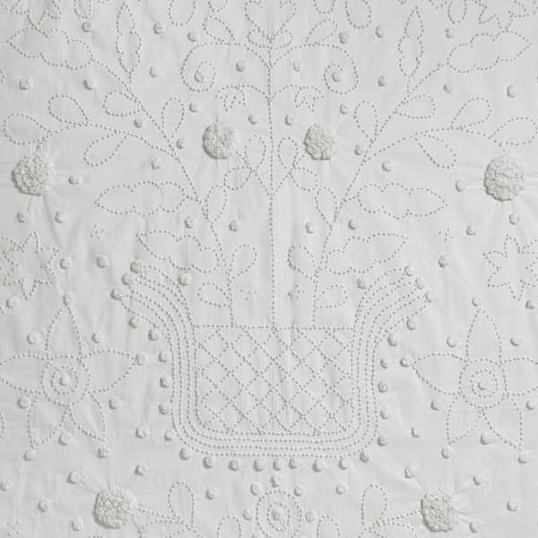 BC08 W Detail 2 – Pom pom bedcover white