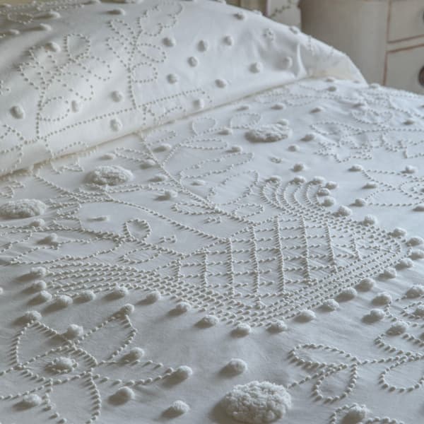 BC08 W Detail – Pom pom bedcover white