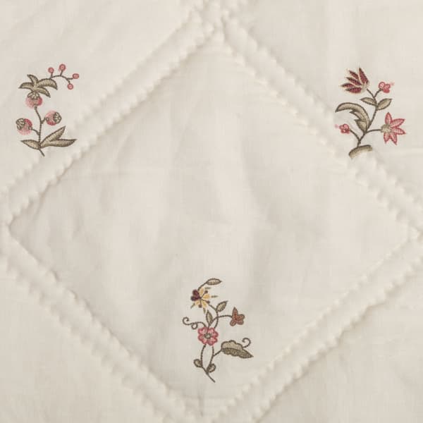 BC360 P Detail – Sprigs to leafy border in pink bed cover