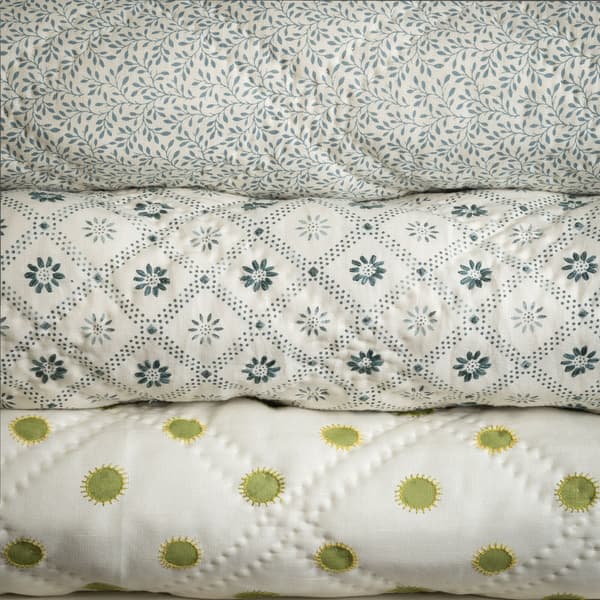 Chelsea Textiles Emporium Small Prints Bedcover 03 – Daisy trellis indigo with print back