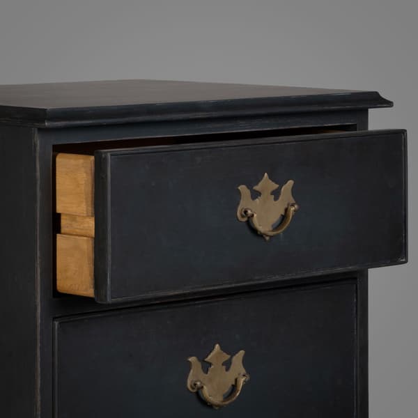 ENG033 40 D v1 – Bedside table with ornate handles