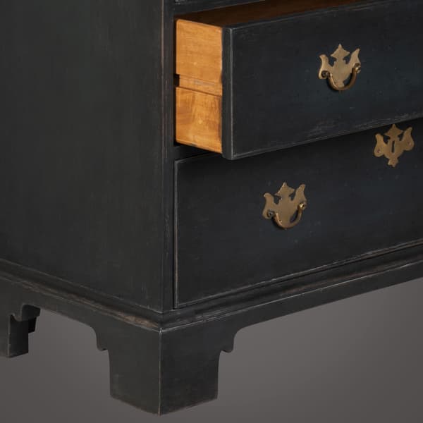 ENG044 40 D v3 – Chest of drawers with ornate handles