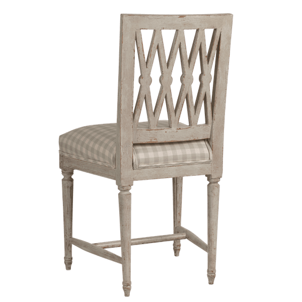 GUS015 A 08ba – Chair with medallions on lattice