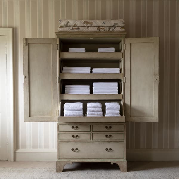 ENG141 lifestyle – Linen press cupboard