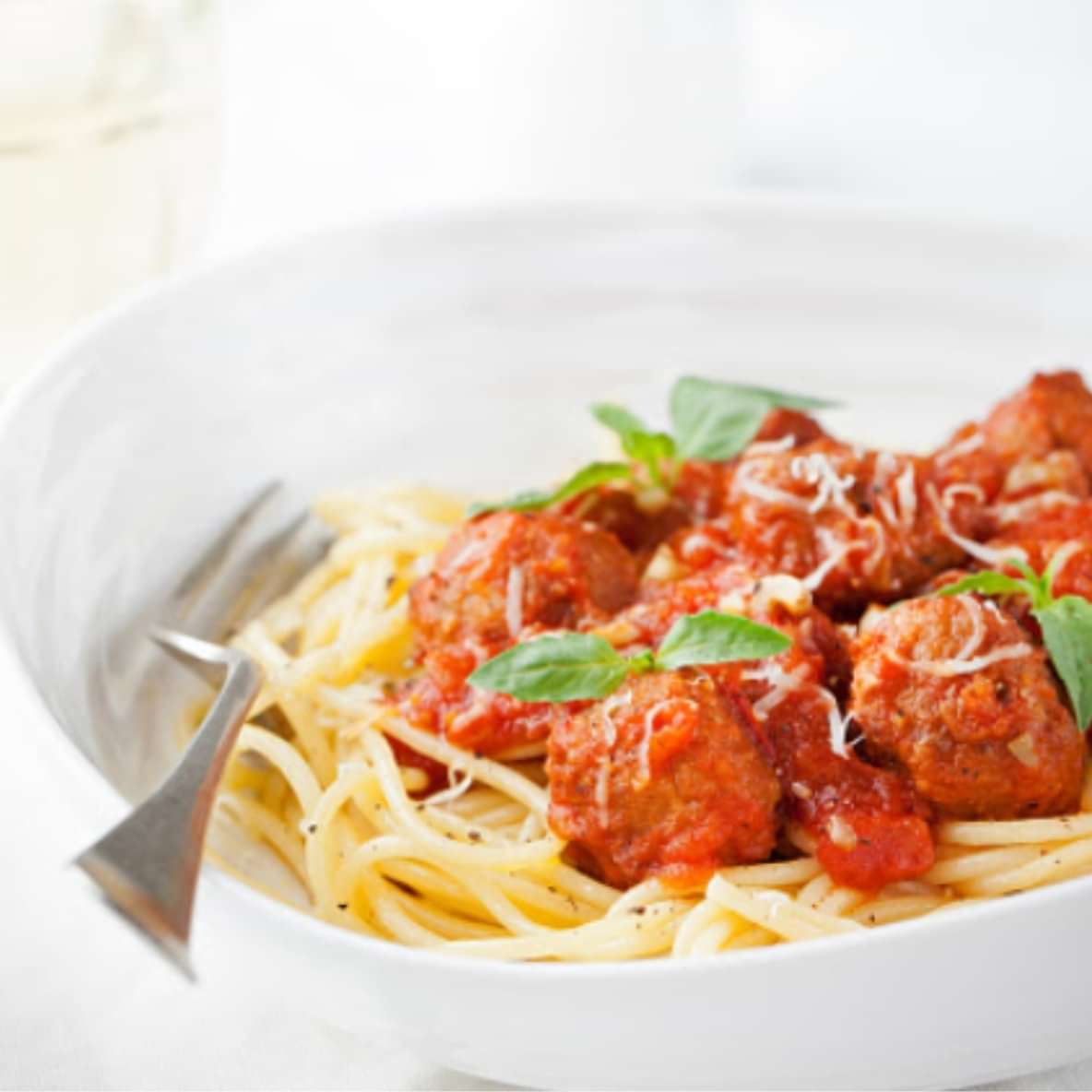 A plate of spaghetti and meatballs.