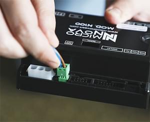 Ledning fra HT400/HT500 modem på vej ind i styring til pilleovn