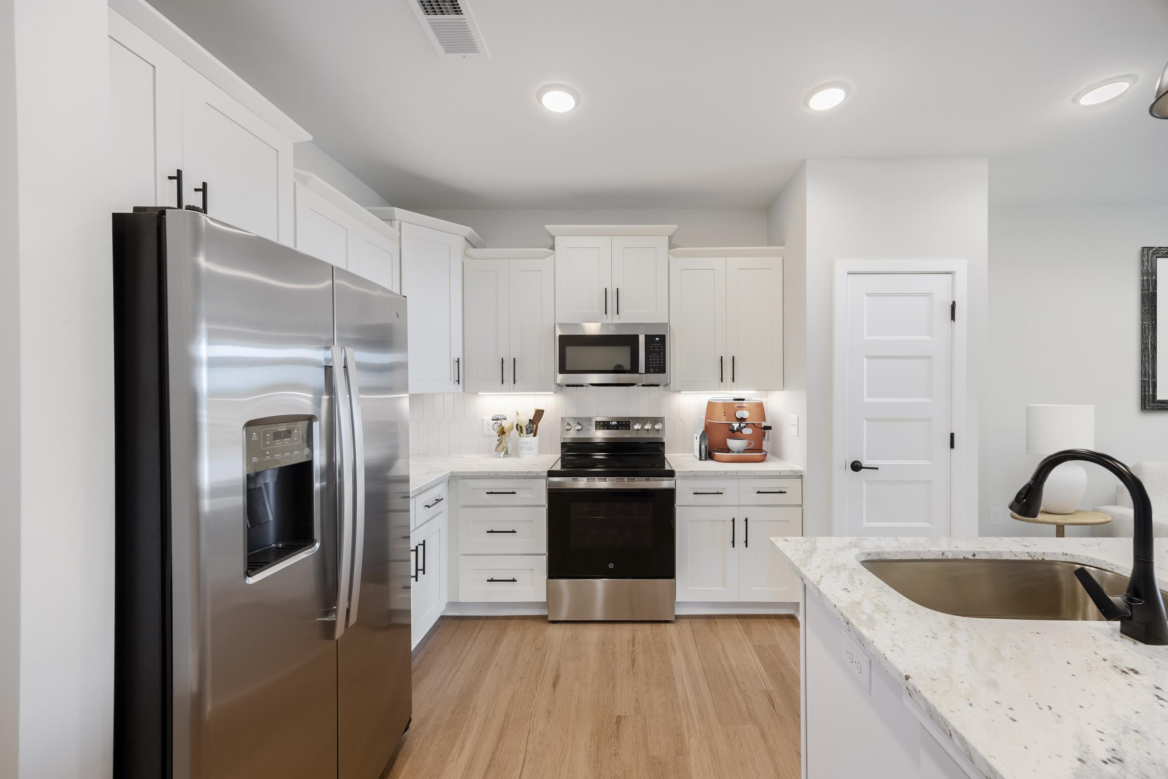 Modern Apartment Kitchen with Stand-Alone Island and Granite Countertops Throughout