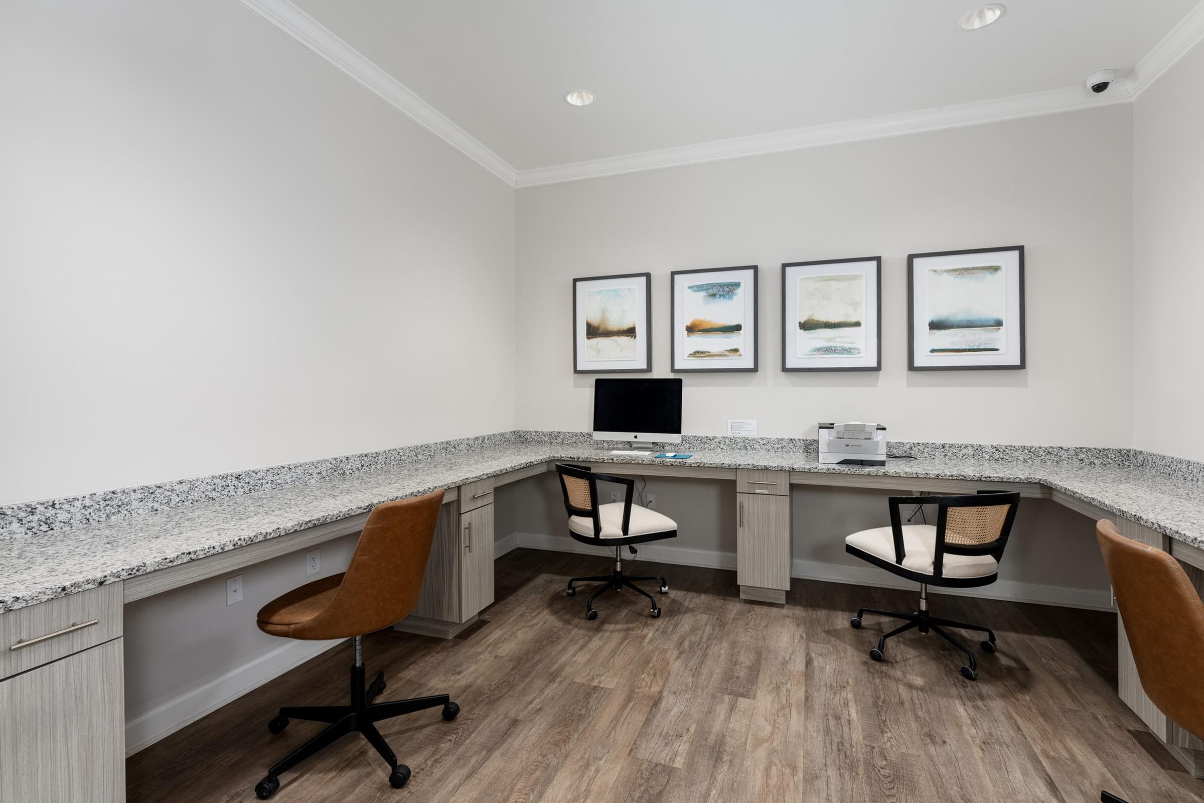 A room with a desk and chairs.