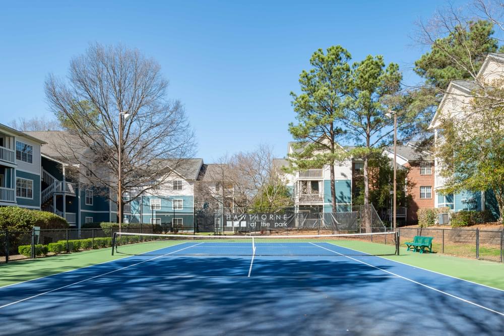 a tennis court at the whispering winds apartments in pearland, tx